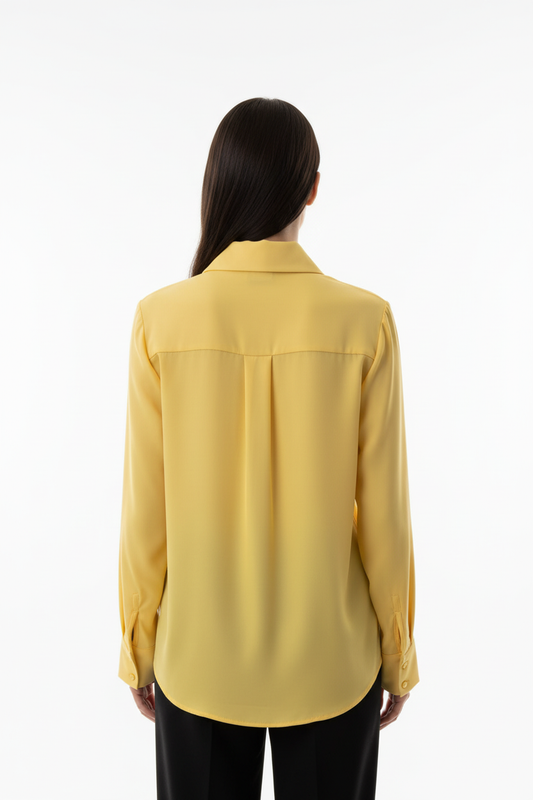 Camicia gialla con cravatta retro