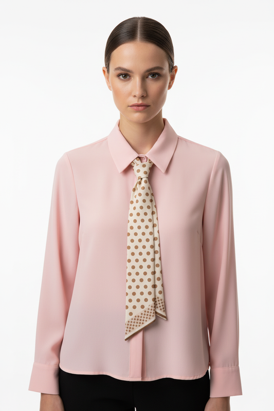 Camicia rosa con cravatta - vista frontale