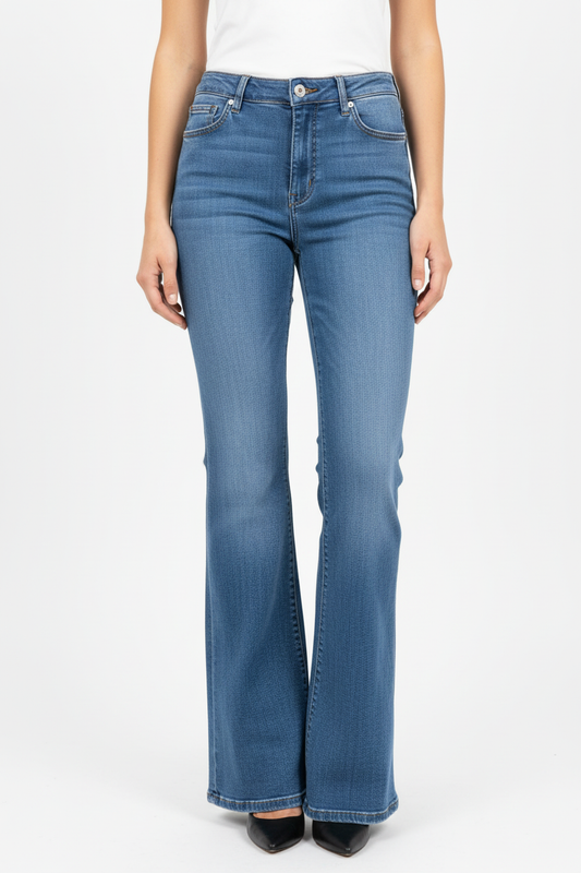 Modella indossa jeans a zampa blu medio - vista frontale