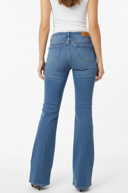 Modella indossa jeans a zampa blu medio - vista posteriore