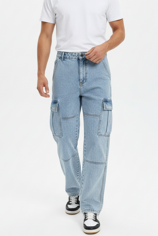 Modello indossa pantaloni cargo OVERID taglia 30 - vista frontale